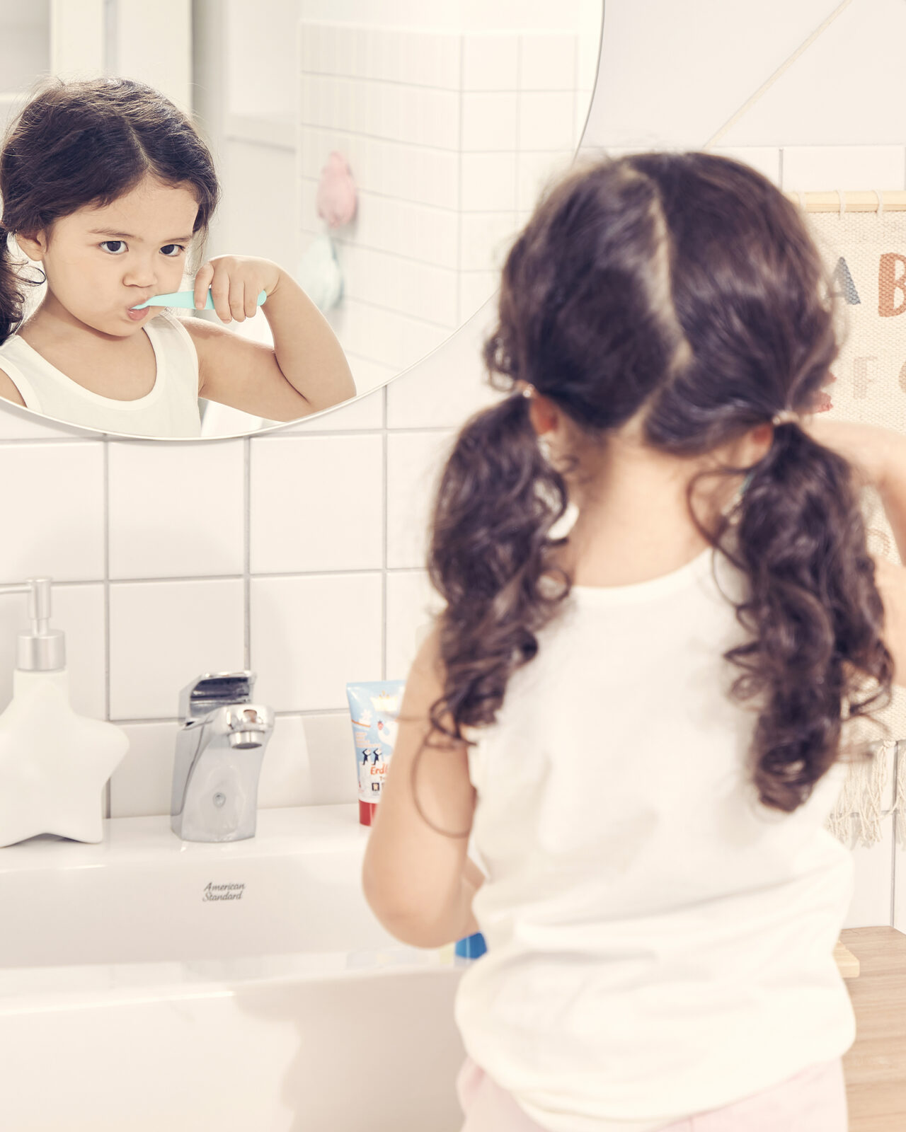 Bristick 키즈 유아용 칫솔 및 세제 광고 사진 – 밝고 청결한 이미지