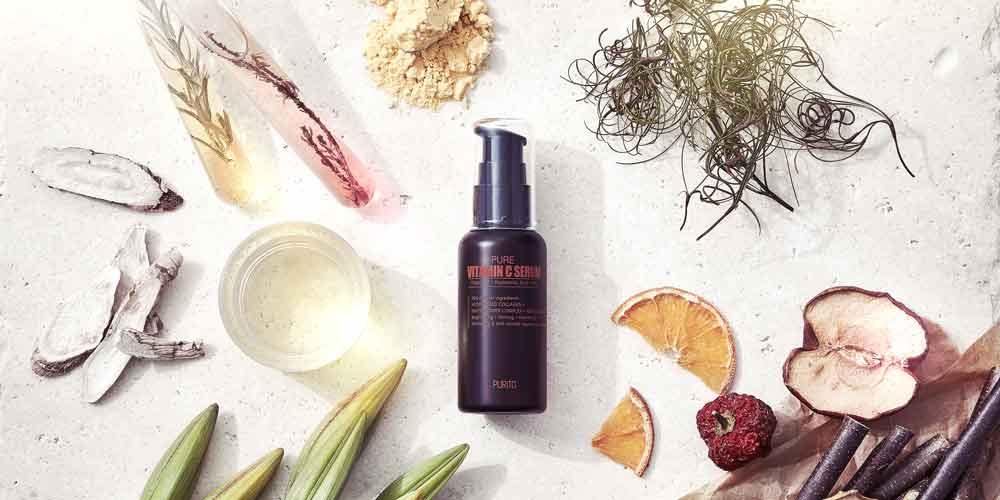 푸리토 비타민C 세럼과 자연 유래 원료가 흰 배경 위에 정갈하게 배치된 이미지 Scientific flatlay with Purito Vitamin C and raw materials