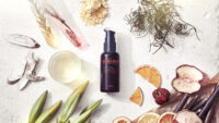 푸리토 비타민C 세럼과 자연 유래 원료가 흰 배경 위에 정갈하게 배치된 이미지 Scientific flatlay with Purito Vitamin C and raw materials