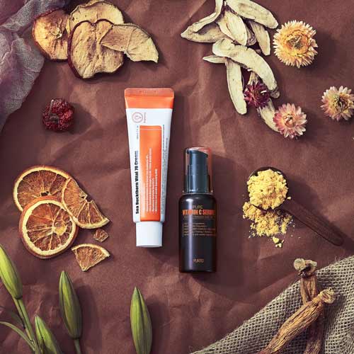 푸리토 비타민C 세럼과 크림이 천연 원료와 함께 연출된 이미지 Styling of Purito Vitamin C serum and cream with dried citrus and roots