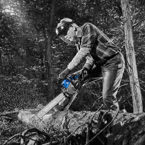 숲속에서 전기톱으로 벌목하는 장면을 연출한 포트폴리오 사진 Portfolio photo featuring a man using a chainsaw in a realistic forest setting