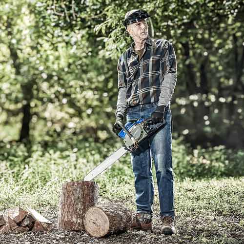 숲속에서 전기톱을 들고 있는 모델 이미지 Photo of a man standing outdoors holding a chainsaw
