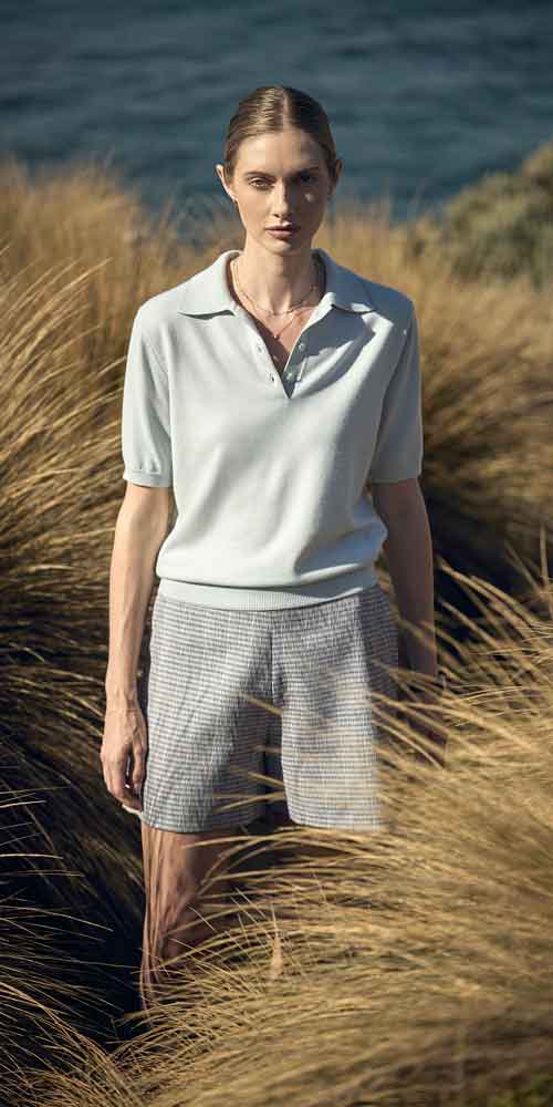 억새풀 속에서 정면을 응시하는 모델의 초상 이미지 A direct portrait of a model wearing Elune Mode in natural grass and daylight