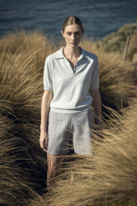 억새풀 속에서 정면을 응시하는 모델의 초상 이미지 A direct portrait of a model wearing Elune Mode in natural grass and daylight