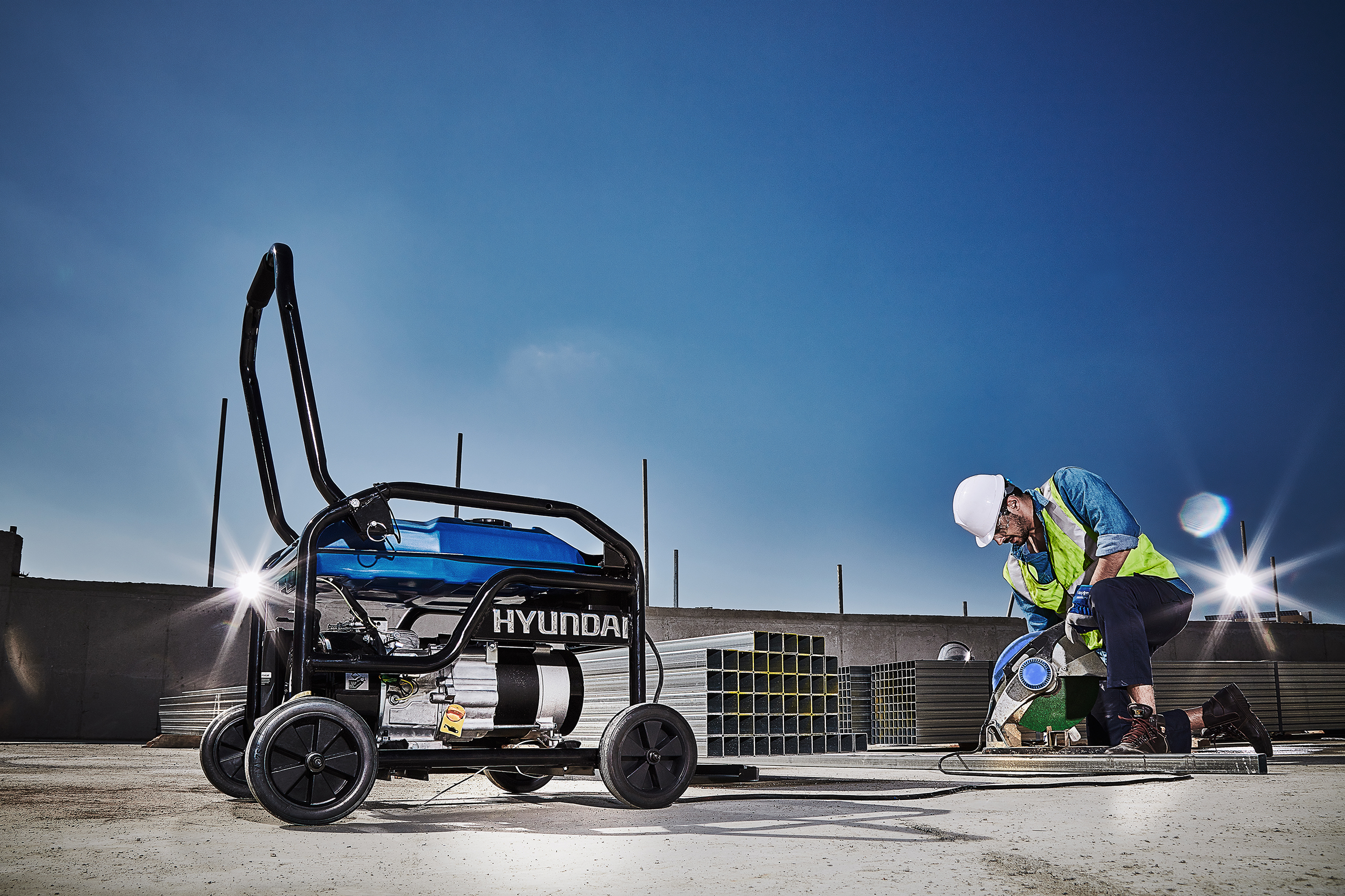작업 중인 인부와 발전기를 함께 담은 산업용 포트폴리오 이미지 Portfolio photo of a generator and construction worker in action