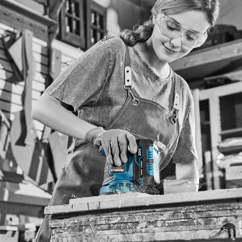 공방에서 샌더를 사용하는 여성 A woman cutting wood with a sander in a workshop