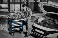 공구함 앞에서 차량을 점검 중인 정비사 Mechanic inspecting car and organizing tool cart