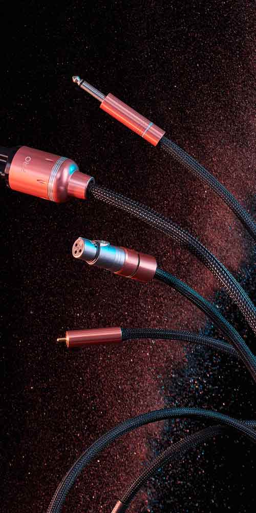 다양한 단자를 가진 헤밍웨이 오디오 케이블 클로즈업 Close-up of Hemingway audio cables with various connectors