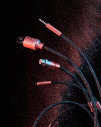 다양한 단자를 가진 헤밍웨이 오디오 케이블 클로즈업 Close-up of Hemingway audio cables with various connectors