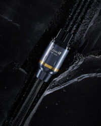 검은 슬레이트 위에 놓인 Z-coreα 오디오 케이블 클로즈업 Close-up of Z-coreα audio cable on black slate background