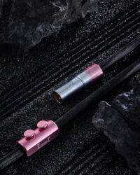Hemingway Z-core Σ 커넥터와 XLR 단자 클로즈업 Close-up of Hemingway Z-core Σ connector and XLR terminal