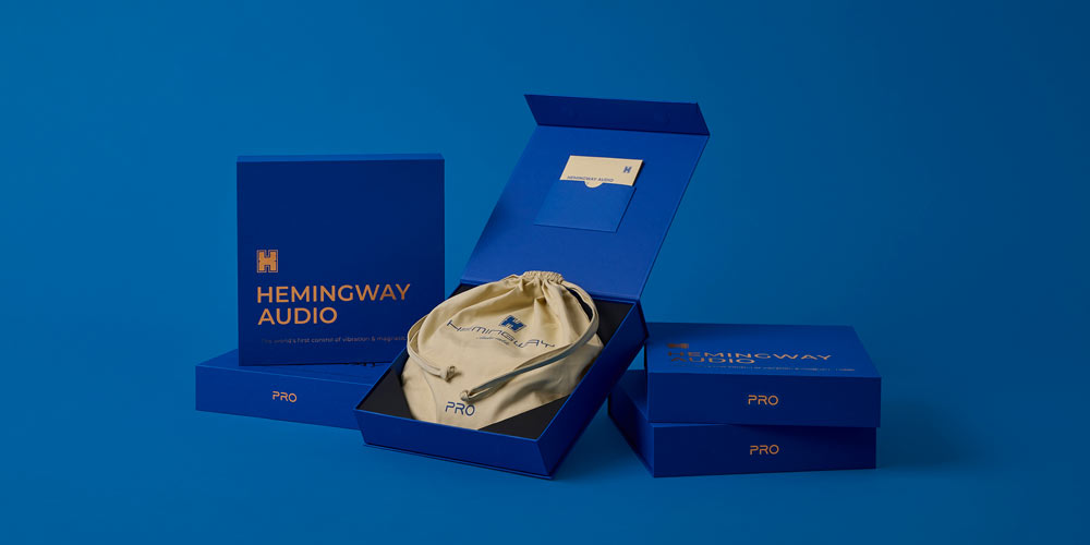 고급 파란 박스에 담긴 헤밍웨이 오디오 케이블 패키지 구성 Premium packaging setup for Hemingway audio cable in blue box