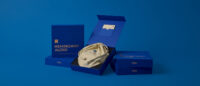 고급 파란 박스에 담긴 헤밍웨이 오디오 케이블 패키지 구성 Premium packaging setup for Hemingway audio cable in blue box