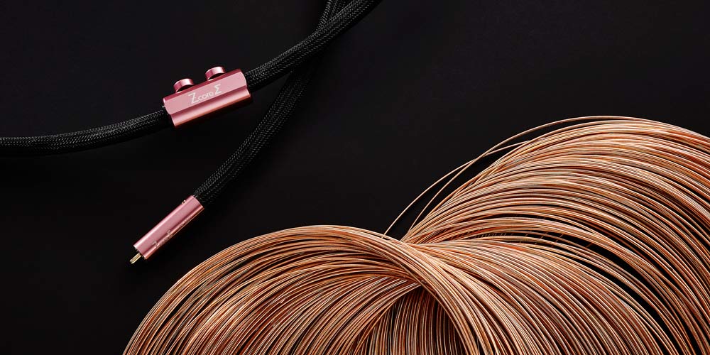 검은 배경 위 Z-core Σ 오디오 케이블과 펼쳐진 구리선 Z-core Σ audio cable with exposed copper wire on black background