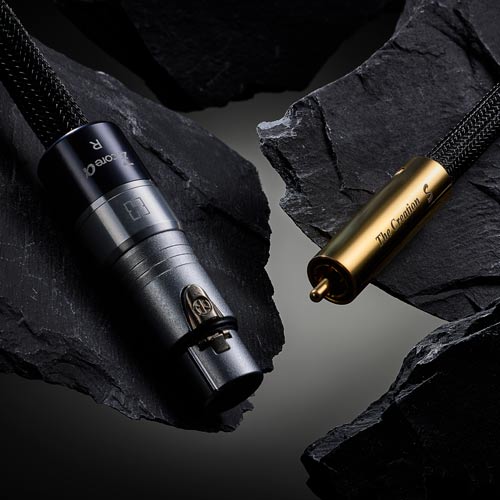 슬레이트 암석 위에 놓인 헤밍웨이 XLR 및 RCA 커넥터 케이블 Hemingway XLR and RCA connectors resting on slate stone