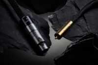 슬레이트 암석 위에 놓인 헤밍웨이 XLR 및 RCA 커넥터 케이블 Hemingway XLR and RCA connectors resting on slate stone