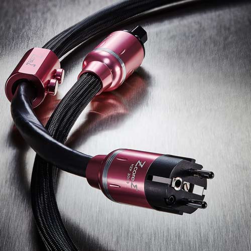 스테인리스 위에 놓인 핑크 색상의 헤밍웨이 Z-core3 전원 케이블 클로즈업 Close-up of Hemingway Z-core3 audio power cable on a stainless steel surface