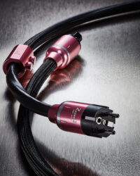 스테인리스 위에 놓인 핑크 색상의 헤밍웨이 Z-core3 전원 케이블 클로즈업 Close-up of Hemingway Z-core3 audio power cable on a stainless steel surface