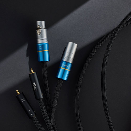 헤밍웨이 Indigo XLR 및 RCA 케이블 Hemingway Indigo series XLR and RCA cables on black background
