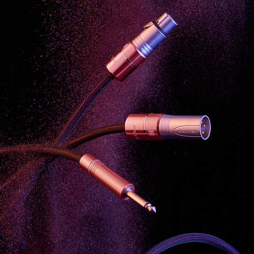 TS와 XLR 커넥터가 연결된 오디오 케이블 사진 TS and XLR audio cable with detailed connectors
