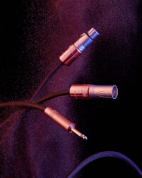 TS와 XLR 커넥터가 연결된 오디오 케이블 사진 TS and XLR audio cable with detailed connectors