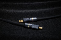 고급 USB-A to B 케이블 제품 사진 Premium USB-A to B audio cable with gold-plated connectors