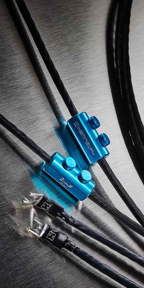 금속 배경 위의 Z-core 6 파란색 오디오 케이블 디테일 샷 Blue Z-core 6 audio cable on brushed metal surface