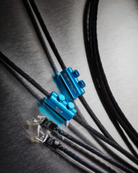 금속 배경 위의 Z-core 6 파란색 오디오 케이블 디테일 샷 Blue Z-core 6 audio cable on brushed metal surface