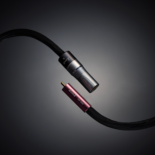 암전 배경에서 곡선을 그리는 Z-core X RCA·XLR 케이블 Z-core X audio cable with RCA and XLR connectors against dark gradient