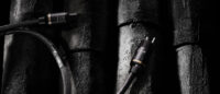 질감 있는 검은 배경 위에 놓인 Z-core α 오디오 케이블 Z-core α audio cable on traditional black carbon surface