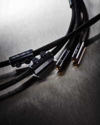 스테인리스 질감 위에 배열된 Z-core α 오디오 케이블 Z-core α cable positioned on brushed steel texture