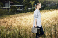 밀밭을 배경으로 제품을 든 여성을 담은 광고 사진 포트폴리오 Portfolio shot of a woman carrying a battery pack through a field