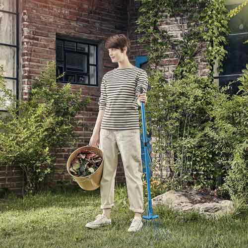 정원에서 낙엽을 정리하는 모습을 담은 연출 포트폴리오 사진 A lifestyle photo featuring garden cleanup using a rake and bucket