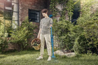 정원에서 낙엽을 정리하는 모습을 담은 연출 포트폴리오 사진 A lifestyle photo featuring garden cleanup using a rake and bucket