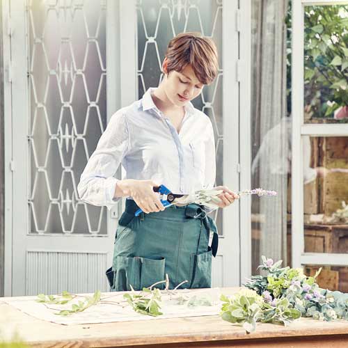 정원에서 가지치기 작업을 하는 장면의 연출 포트폴리오 Lifestyle portfolio photo of trimming flowers in a greenhouse