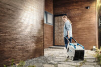 전동 장비를 실외로 이동시키는 인물 중심의 광고 사진 포트폴리오 Woman moving a power device outside in lifestyle product portfolio photo