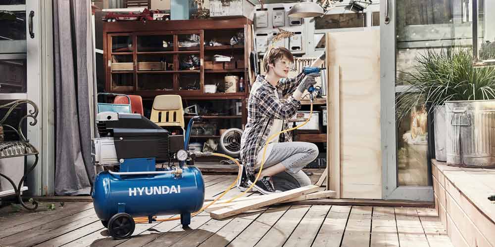 현대코퍼레이션 공구를 사용하는 연출 컷 A staged portrait of using Hyundai Corporation’s woodworking tool