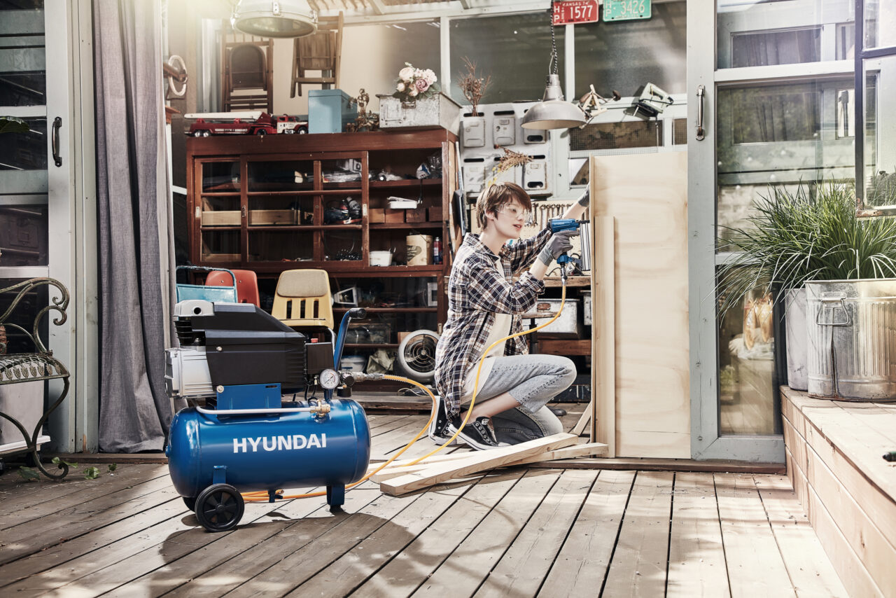 현대코퍼레이션 공구를 사용하는 연출 컷 A staged portrait of using Hyundai Corporation’s woodworking tool