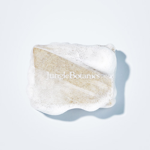 거품이 묻은 Jungle Botanics 천연비누의 클로즈업 Close-up of Jungle Botanics natural soap with foam