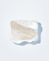 거품이 묻은 Jungle Botanics 천연비누의 클로즈업 Close-up of Jungle Botanics natural soap with foam