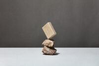 돌 위에 정교하게 쌓인 Jungle Botanics 비누 Jungle Botanics soap balanced on rugged stones