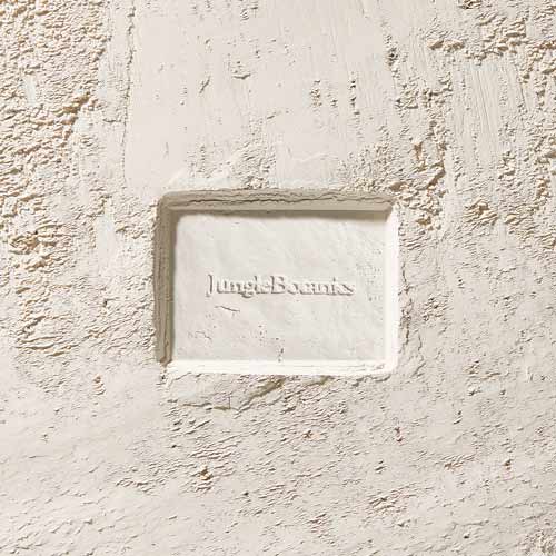 거친 질감의 벽면에 끼워진 Jungle Botanics 비누 정면 Front view of Jungle Botanics soap inserted in a rough-textured wall
