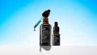 푸른 액상이 떨어지는 Klairs 앰플 제품 클로즈업 이미지 Still life of Klairs blue serum with dropper in motion over light sky background