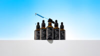 파란 드로퍼와 앰플 제품 5개가 배열된 Klairs 미드나잇 블루 시리즈 이미지 Still life of 5 Klairs blue serum bottles arranged with central dropper highlighting texture