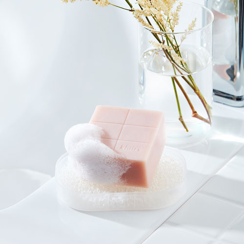 클레어스 클렌징 비누에 올라간 거품과 욕실 연출 컷 Klairs cleansing soap with soft foam on bathroom tile