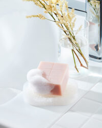 클레어스 클렌징 비누에 올라간 거품과 욕실 연출 컷 Klairs cleansing soap with soft foam on bathroom tile