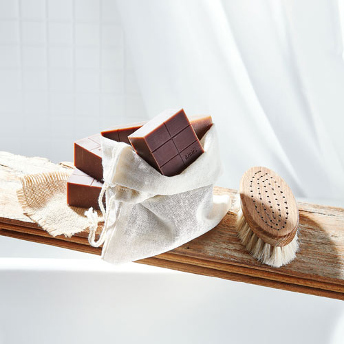 린넨 주머니에 담긴 클레어스 클렌징 비누와 바디 브러시 Klairs cleansing soap in a linen pouch with wooden body brush