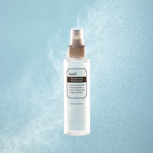 클레어스 미스트 제품이 분사 배경 위에 놓인 모습 Klairs facial mist bottle with mist particles background