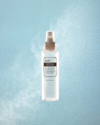 클레어스 미스트 제품이 분사 배경 위에 놓인 모습 Klairs facial mist bottle with mist particles background