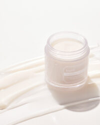 펼쳐진 제형 위에 배치된 Klairs 젤 크림 제품 이미지 Still life of Klairs gel cream placed over its smeared texture surface